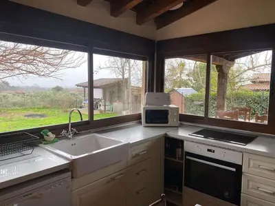 Una cocina o zona de cocina en Casa Galatea con jardín junto al pueblo