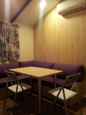 Zona de estar de CAMPING-BUNGALOWS-CABAÑAS LA VERA