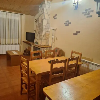 Una televisión o centro de entretenimiento en CASA RURAL LA SERROTA