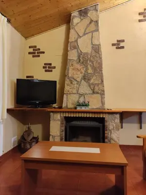 Una televisión o centro de entretenimiento en CASA RURAL LA SERROTA