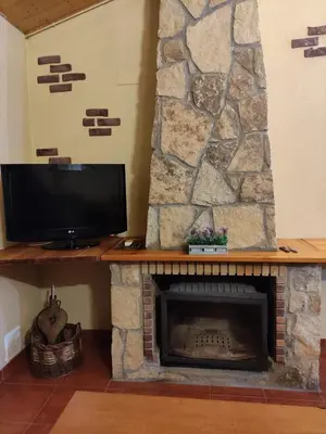 Una televisión o centro de entretenimiento en CASA RURAL LA SERROTA
