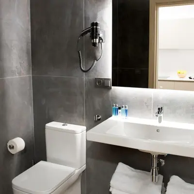 Un baño de Prisma Suites