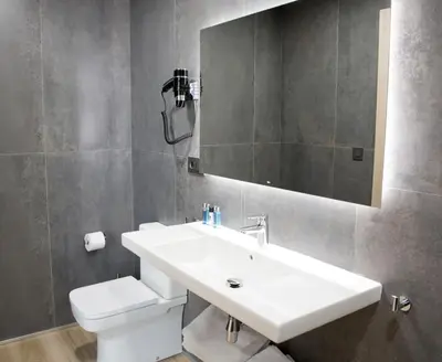 Un baño de Prisma Suites