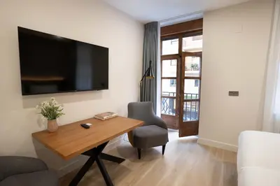 Una televisión o centro de entretenimiento en Prisma Suites