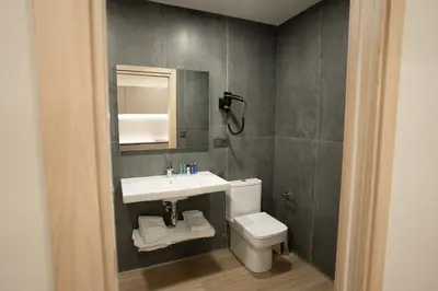 Un baño de Prisma Suites