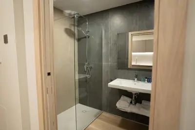 Un baño de Prisma Suites