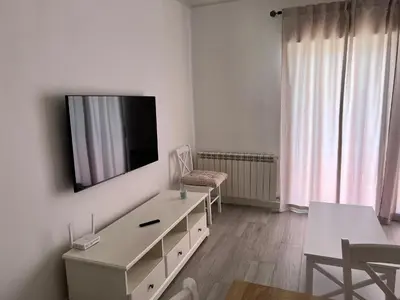 Una televisión o centro de entretenimiento en El descanso de la Covatilla