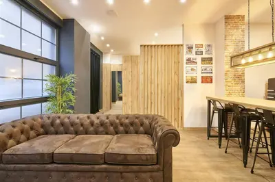Zona de estar de Loft diseño el taller del abuelo con parking