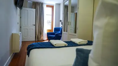 Cama o camas de una habitación en Apartamentos Puente Romano Suites Parking Gratis