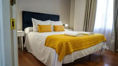Cama o camas de una habitación en Apartamentos Puente Romano Suites Parking Gratis