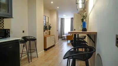 Una cocina o zona de cocina en Apartamentos Puente Romano Suites Parking Gratis