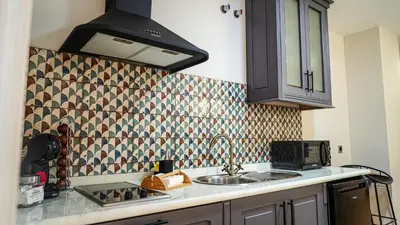 Una cocina o zona de cocina en Apartamentos Puente Romano Suites Parking Gratis