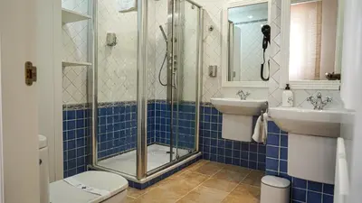 Un baño de Apartamentos Puente Romano Suites Parking Gratis