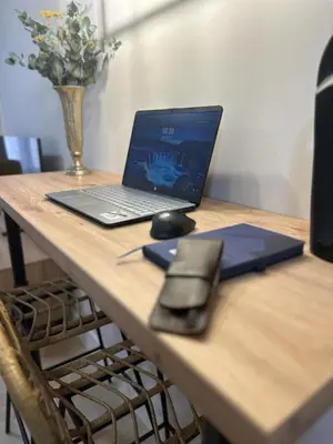 Una televisión o centro de entretenimiento en Apartamentos Puente Romano Suites Parking Gratis