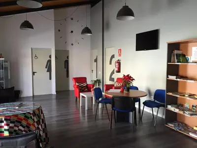 Una televisión o centro de entretenimiento en Hostel Cañaveral