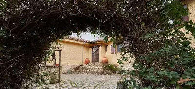 Jardín al aire libre en Los Robles Casa Rural 5 Estrellas de Calidad