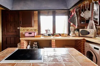 Una cocina o zona de cocina en Los Robles Casa Rural 5 Estrellas de Calidad