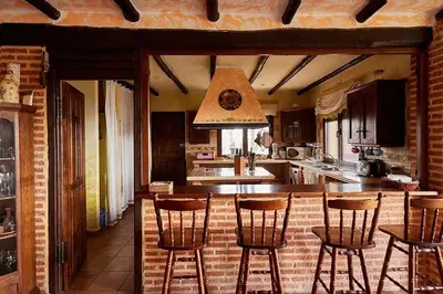 Un restaurante o sitio para comer en Los Robles Casa Rural 5 Estrellas de Calidad