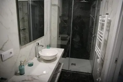 Un baño de E&R-2 Plaza España