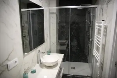 Un baño de E&R-2 Plaza España