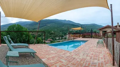 Vista general de una montaña o vista desde la casa o chalet