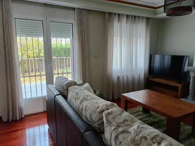 Una televisión o centro de entretenimiento en La Casa de Ana