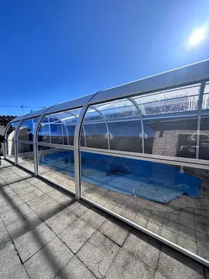 Piscina en o cerca de blasón conde de castro