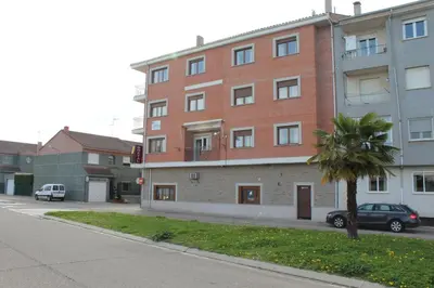 Edificio en el que se encuentra el hostal o pensión