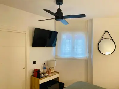 Una televisión o centro de entretenimiento en El Parador del César Boutique, Aparcamiento Gratis