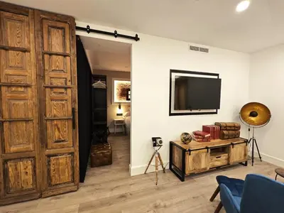 Una televisión o centro de entretenimiento en La Parada del Rey - Luxury Suites