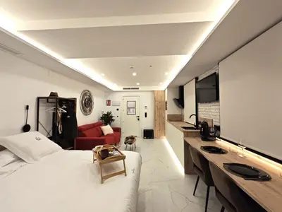 Una televisión o centro de entretenimiento en La Parada del Rey - Luxury Suites