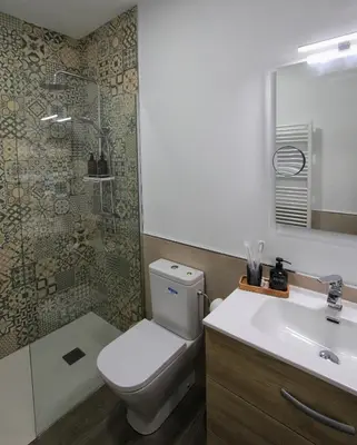 Un baño de Apartamentos La Vera de Gredos
