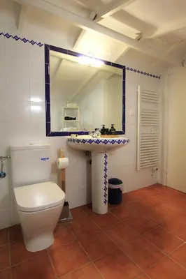Un baño de Apartamentos La Vera de Gredos