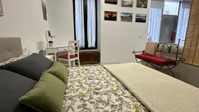 Zona de estar de Pizarro 23, en el corazón de Cáceres