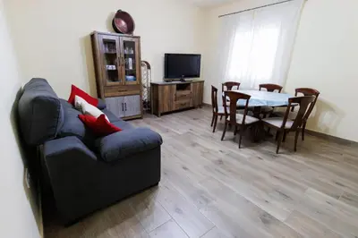 Una televisión o centro de entretenimiento en La casita