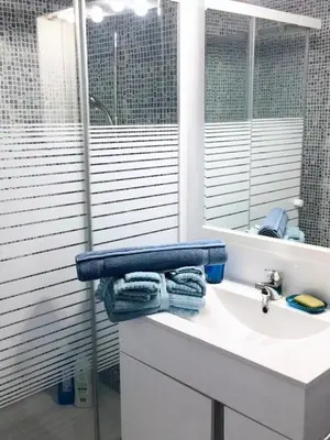 Un baño de Amplio piso a 10 min de Salamanca by beBalmy