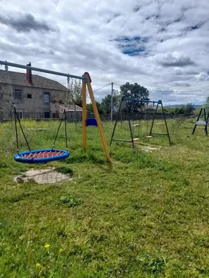 Zona de juegos infantil en Casa Rural El Brocense - Navamorales