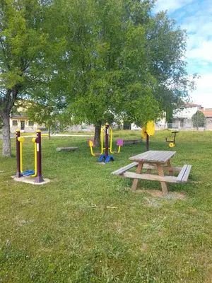 Zona de juegos infantil en Casa Rural El Brocense - Navamorales