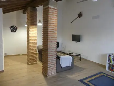 Una televisión o centro de entretenimiento en La casa del rollo
