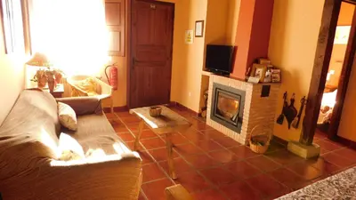 Una televisión o centro de entretenimiento en Casa Rurales Cimera y Brincalobitos