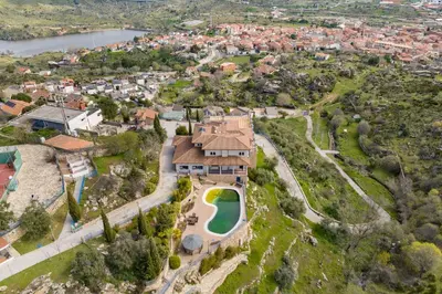 Mansión con Jacuzzi a 40 grados, gran piscina y Pádel a vista de pájaro