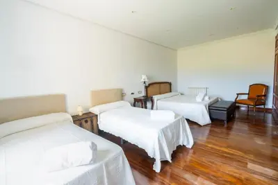 Cama o camas de una habitación en Mansión con Jacuzzi a 40 grados, gran piscina y Pádel