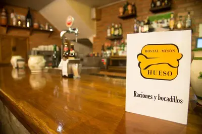 Certificado, premio, señal o documento que está expuesto en Hostal Hueso
