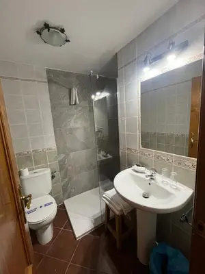 Un baño de Hostal Hueso