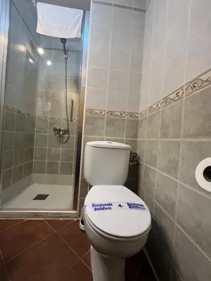 Un baño de Hostal Hueso