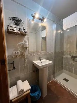 Un baño de Hostal Hueso