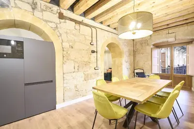 Una cocina o zona de cocina en El capricho Balcón en la Plaza Mayor Salamanca Collection Luxury