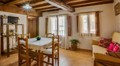 Una televisión o centro de entretenimiento en Apartamentos Rurales Los Vergeles
