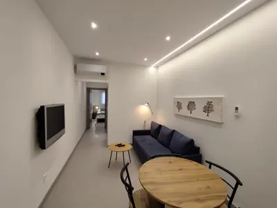 Una televisión o centro de entretenimiento en Apartamentos La Montehermoseña