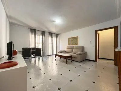Una televisión o centro de entretenimiento en VUT Santo Tomás 1